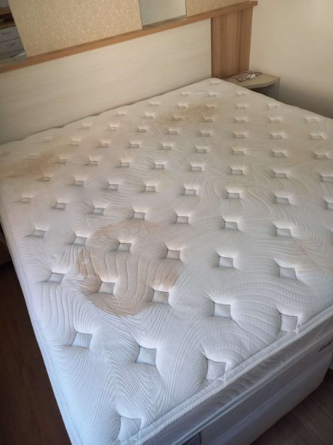 Colchão de casal com manchas antes da higienização